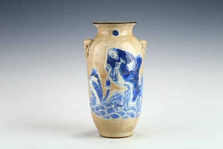 古玩陶瓷清中晚·哥釉青花劉海戲金蟾紋輔首瓶 真品鑒賞圖