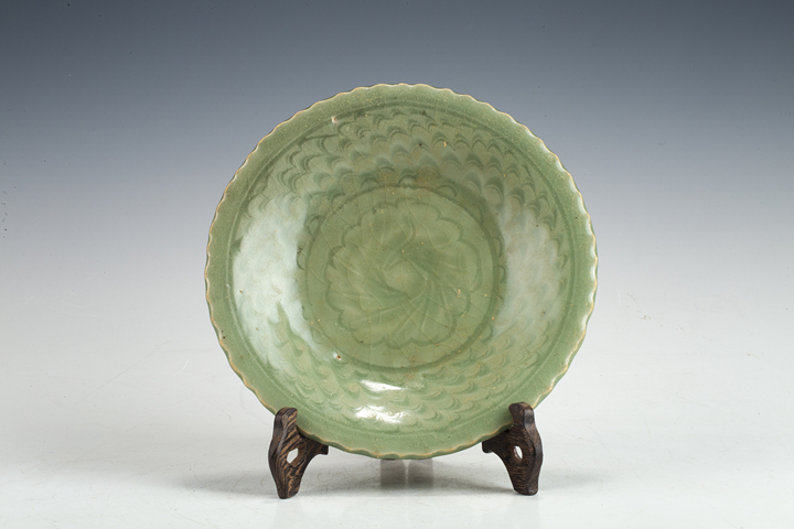 古玩陶瓷明代·青釉刻花紋花口盤拍賣，當(dāng)前價(jià)格560元