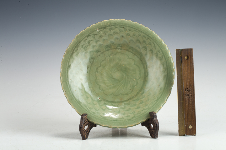 古玩陶瓷明代·青釉刻花紋花口盤拍賣，當(dāng)前價(jià)格560元