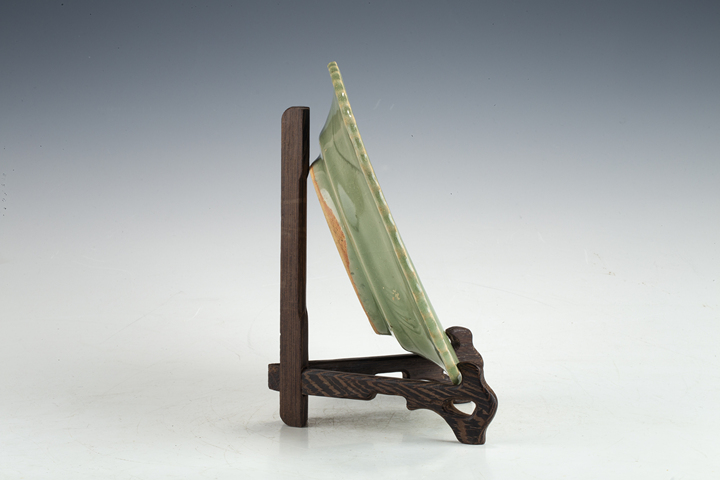 古玩陶瓷明代·青釉刻花紋花口盤拍賣，當(dāng)前價(jià)格560元