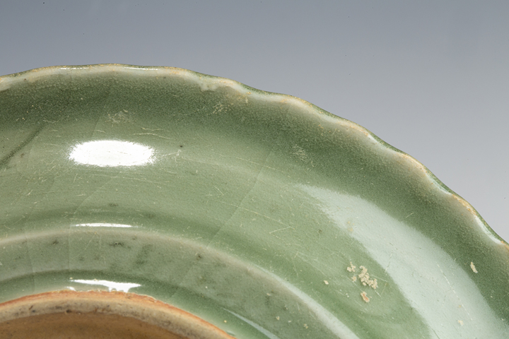 古玩陶瓷明代·青釉刻花紋花口盤拍賣，當(dāng)前價(jià)格560元