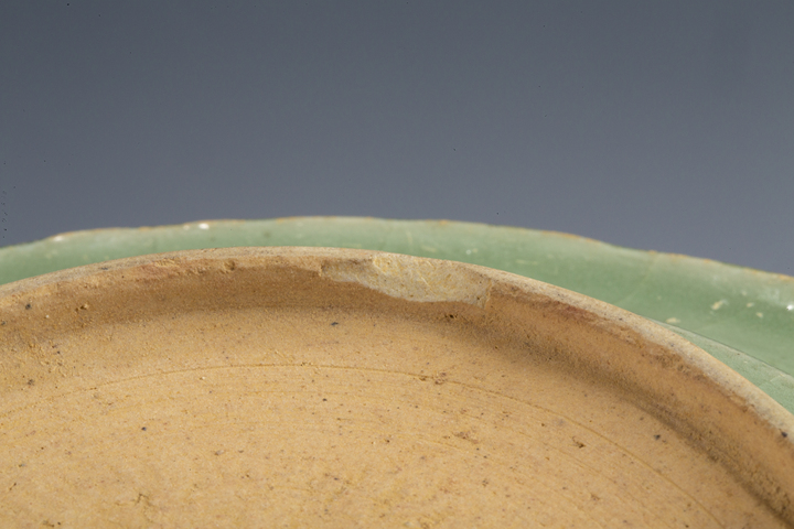 古玩陶瓷明代·青釉刻花紋花口盤拍賣，當(dāng)前價(jià)格560元