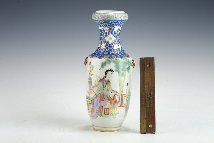 古玩陶瓷民國·粉彩三娘教子紋輔首瓶真品鑒賞圖