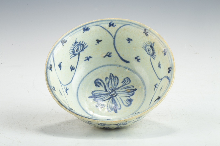 古玩陶瓷明中·青花纏枝花卉紋碗拍賣，當(dāng)前價(jià)格188元