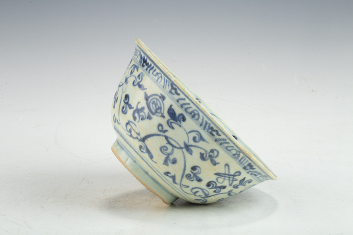 古玩陶瓷明中·青花纏枝花卉紋碗拍賣，當(dāng)前價(jià)格188元