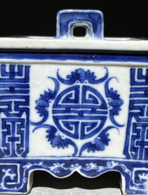 古玩陶瓷青花五福捧壽紋鼎式爐真品鑒賞圖