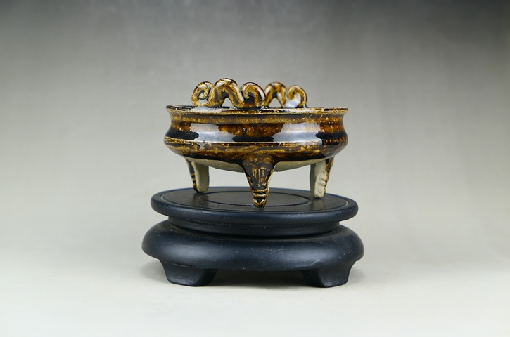 古玩陶瓷精品:明末清初褐釉雙耳三獸足香爐（文房雅器）拍賣，當前價格0元