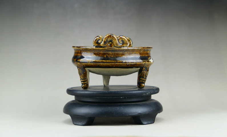 古玩陶瓷精品:明末清初褐釉雙耳三獸足香爐（文房雅器）拍賣，當前價格0元
