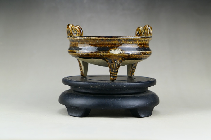 古玩陶瓷精品:明末清初褐釉雙耳三獸足香爐（文房雅器）拍賣，當前價格0元