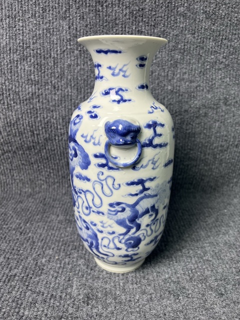 古玩陶瓷青花獅子滾繡球雙獸耳尊拍賣，當(dāng)前價格4588元