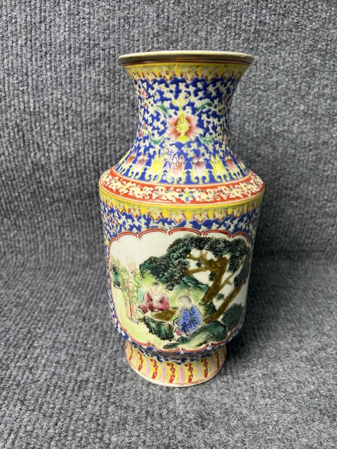 古玩陶瓷粉彩開窗人物故事紋賞瓶拍賣，當前價格1588元