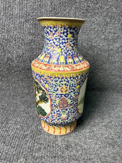 古玩陶瓷粉彩開窗人物故事紋賞瓶拍賣，當前價格1588元