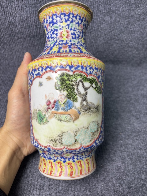 古玩陶瓷粉彩開窗人物故事紋賞瓶拍賣，當前價格1588元