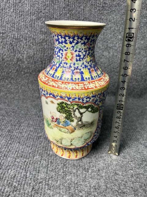 古玩陶瓷粉彩開窗人物故事紋賞瓶拍賣，當前價格1588元