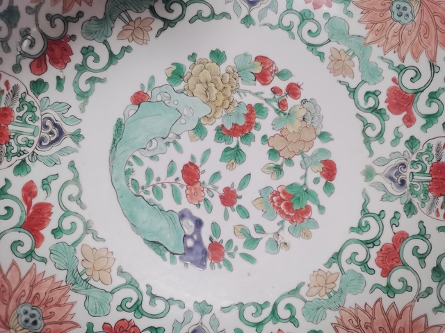 古玩陶瓷五彩花卉紋盤真品鑒賞圖