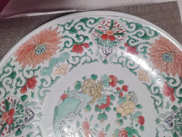 古玩陶瓷五彩花卉紋盤真品鑒賞圖