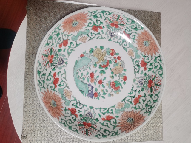 古玩陶瓷五彩花卉紋盤真品鑒賞圖