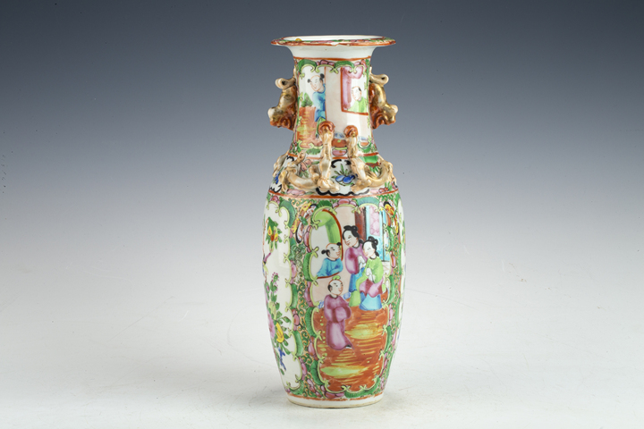 古玩陶瓷清晚·廣彩開(kāi)窗人物花鳥(niǎo)紋堆塑螭龍獅耳瓶拍賣，當(dāng)前價(jià)格940元