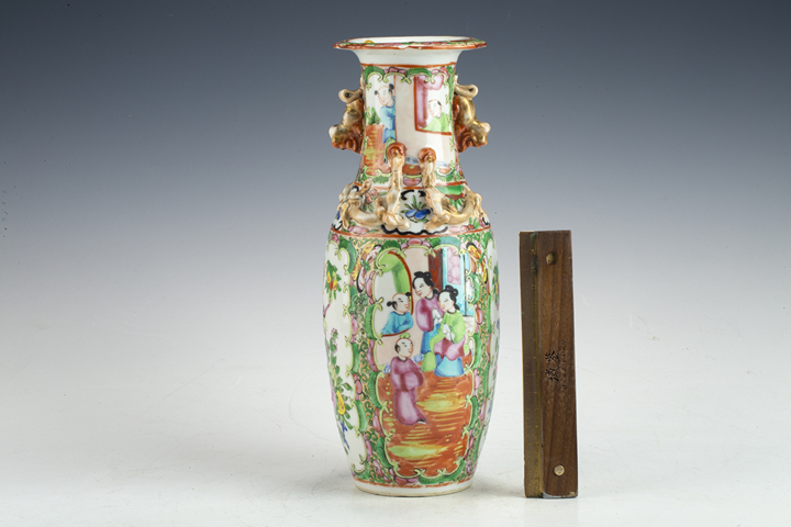 古玩陶瓷清晚·廣彩開(kāi)窗人物花鳥(niǎo)紋堆塑螭龍獅耳瓶拍賣，當(dāng)前價(jià)格940元