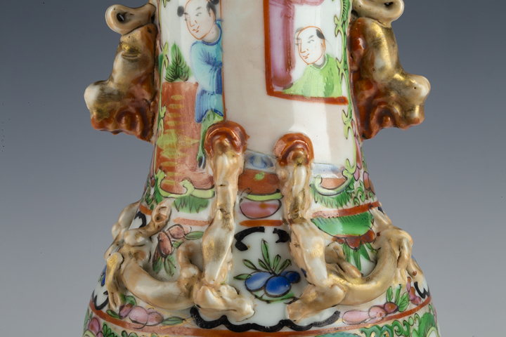 古玩陶瓷清晚·廣彩開(kāi)窗人物花鳥(niǎo)紋堆塑螭龍獅耳瓶拍賣，當(dāng)前價(jià)格940元