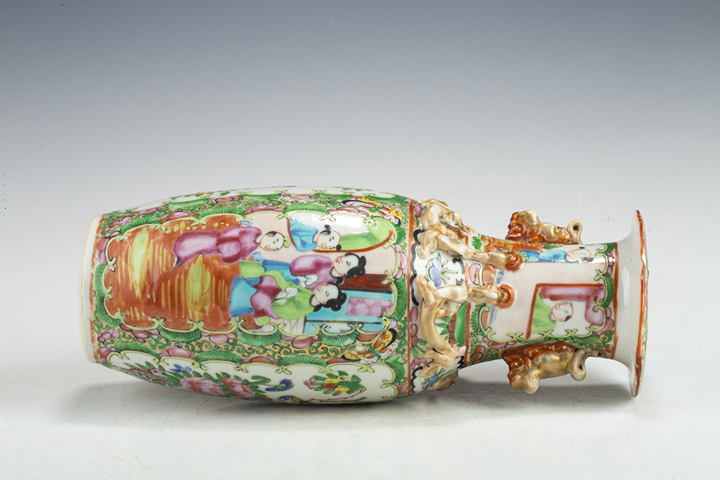 古玩陶瓷清晚·廣彩開(kāi)窗人物花鳥(niǎo)紋堆塑螭龍獅耳瓶拍賣，當(dāng)前價(jià)格940元