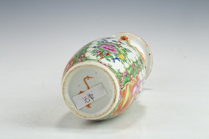 古玩陶瓷清晚·廣彩開(kāi)窗人物花鳥(niǎo)紋堆塑螭龍獅耳瓶拍賣，當(dāng)前價(jià)格940元