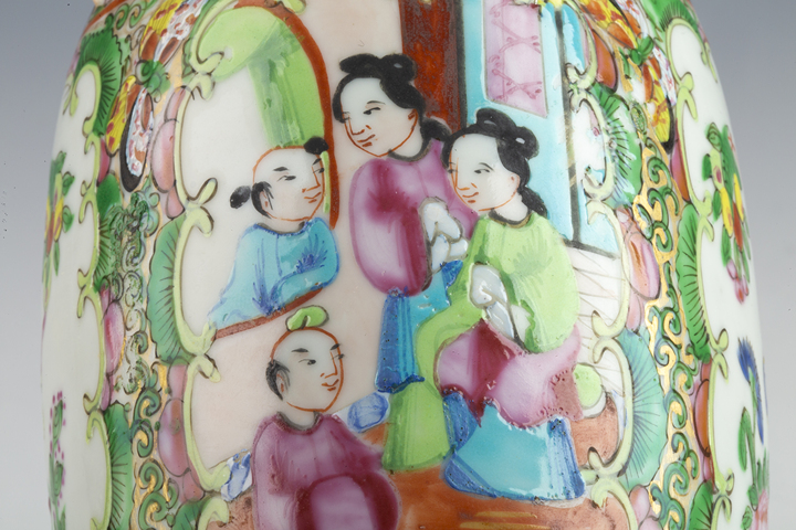 古玩陶瓷清晚·廣彩開(kāi)窗人物花鳥(niǎo)紋堆塑螭龍獅耳瓶拍賣，當(dāng)前價(jià)格940元