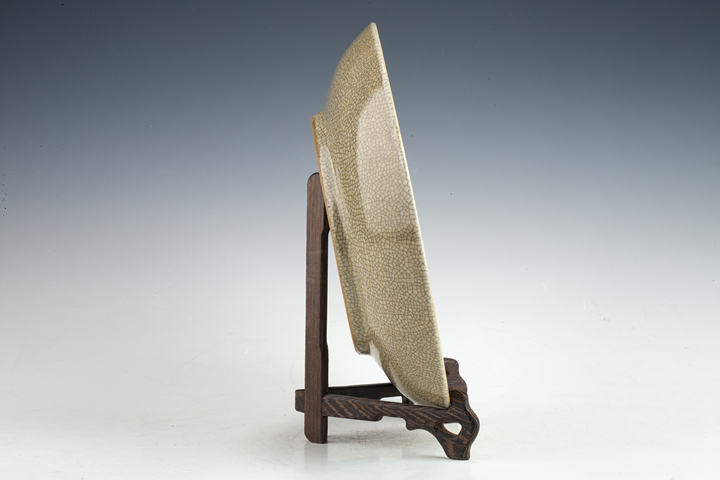 古玩陶瓷清中·哥釉青花花卉紋盤拍賣，當前價格1152元