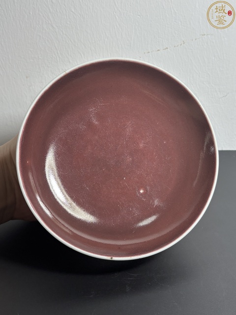 古玩陶瓷紅釉臥盤真品鑒賞圖