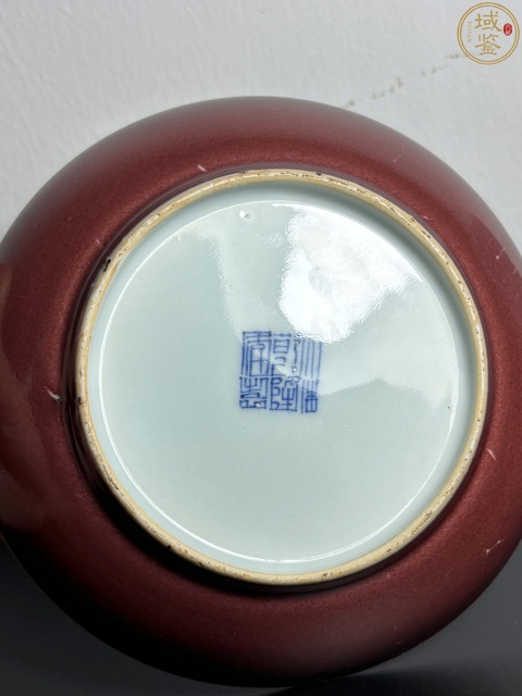 古玩陶瓷紅釉臥盤真品鑒賞圖