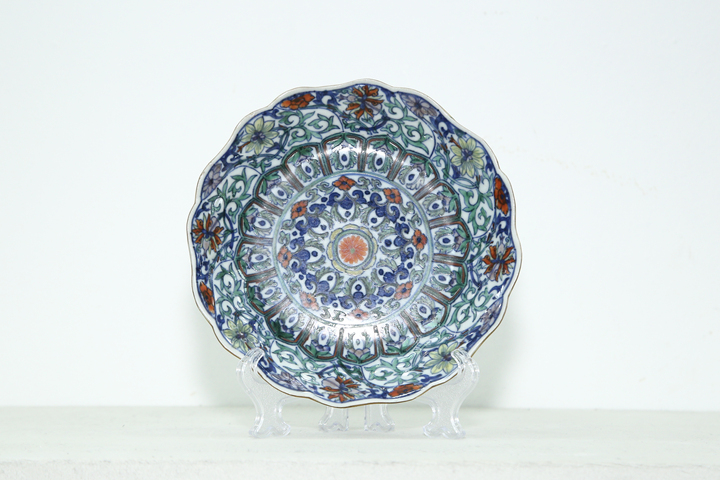 古玩陶瓷清乾隆·斗彩花卉紋花口盤真品鑒賞圖