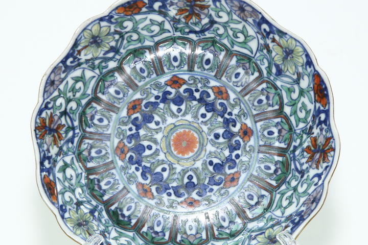 古玩陶瓷清乾隆·斗彩花卉紋花口盤真品鑒賞圖