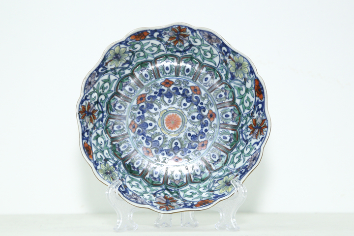 古玩陶瓷清乾隆·斗彩花卉紋花口盤真品鑒賞圖