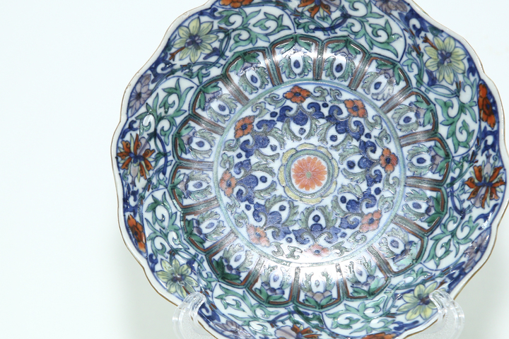 古玩陶瓷清乾隆·斗彩花卉紋花口盤真品鑒賞圖