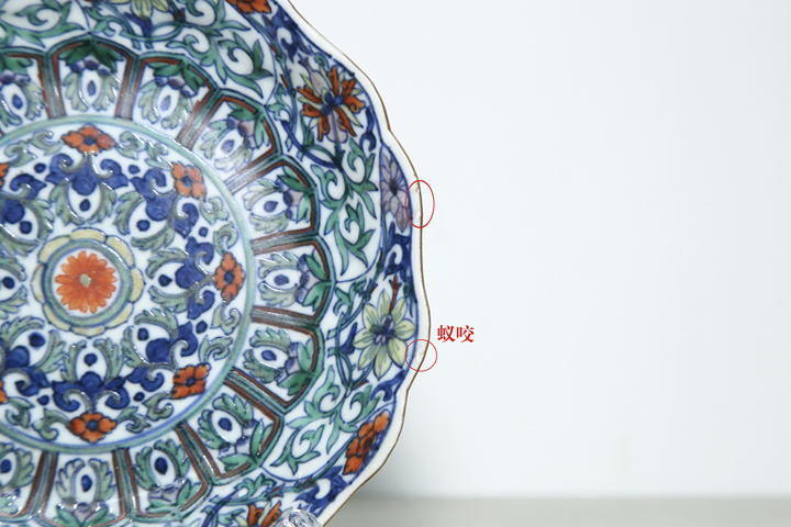 古玩陶瓷清乾隆·斗彩花卉紋花口盤真品鑒賞圖