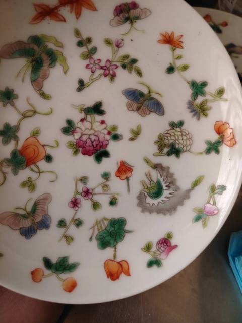 古玩陶瓷粉彩花卉盤真品鑒賞圖