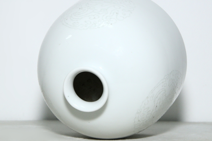 古玩陶瓷清晚期·白釉暗刻團龍紋太白尊真品鑒賞圖