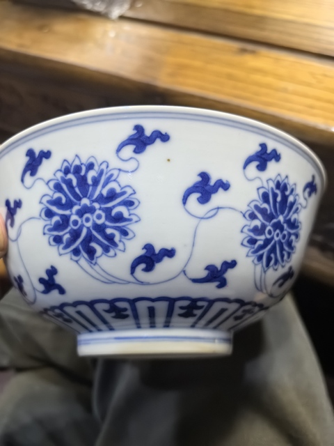 古玩陶瓷青花纏枝花卉紋宮式碗真品鑒賞圖