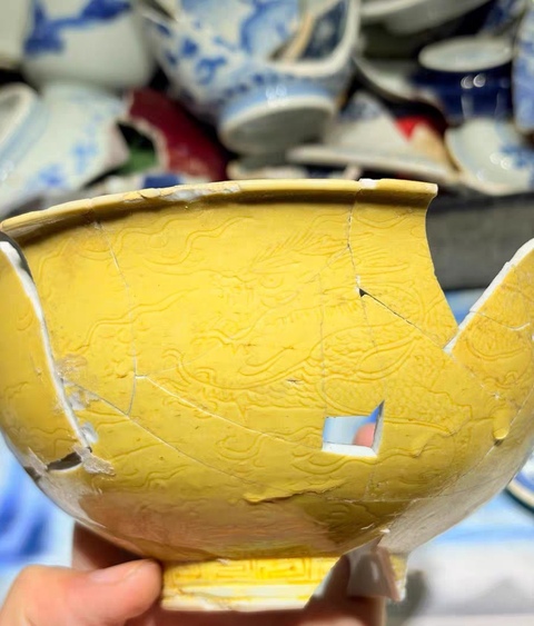 古玩陶瓷黃釉暗刻龍紋標本真品鑒賞圖