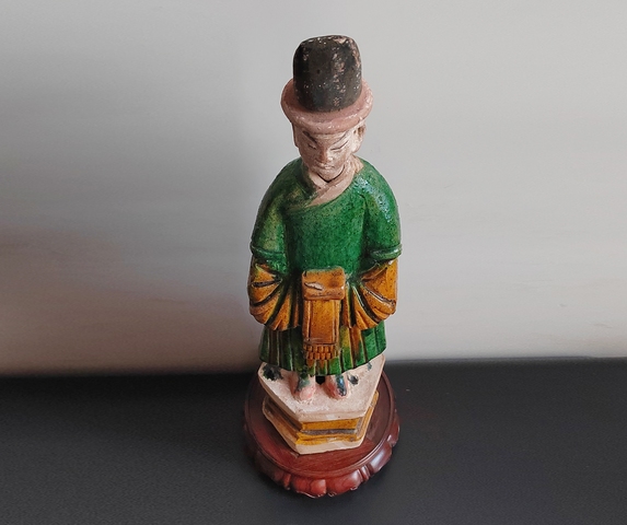 古玩陶瓷精品明代三彩高冠人物俑41厘米拍賣，當前價格114元