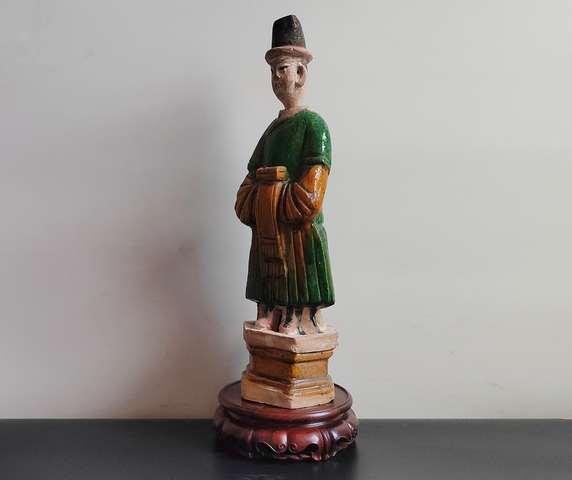 古玩陶瓷精品明代三彩高冠人物俑41厘米拍賣，當前價格114元