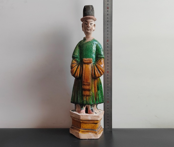古玩陶瓷精品明代三彩高冠人物俑41厘米拍賣，當前價格114元