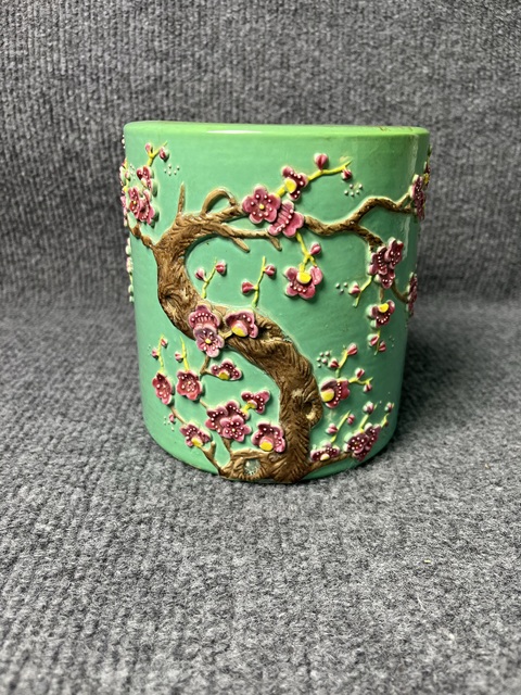 古玩陶瓷松石綠地堆塑梅花紋大筆筒拍賣，當(dāng)前價(jià)格2288元