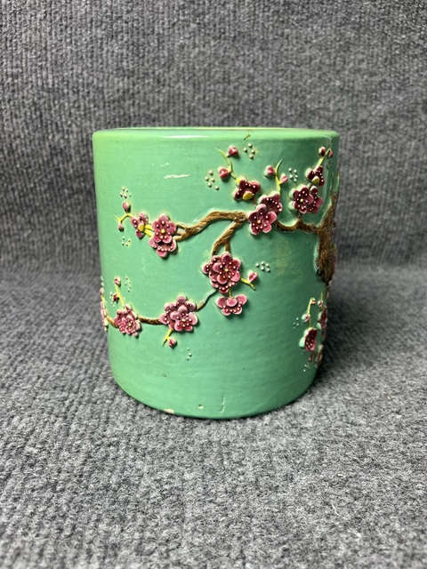 古玩陶瓷松石綠地堆塑梅花紋大筆筒拍賣，當(dāng)前價(jià)格2288元