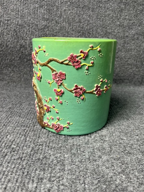 古玩陶瓷松石綠地堆塑梅花紋大筆筒拍賣，當(dāng)前價(jià)格2288元