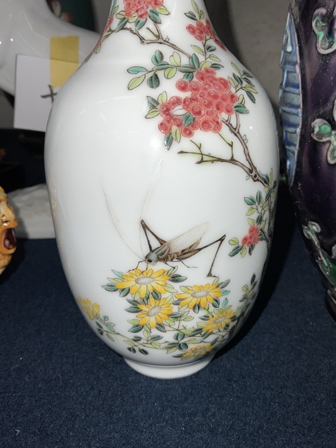 古玩陶瓷蟲草紋粉彩瓶真品鑒賞圖