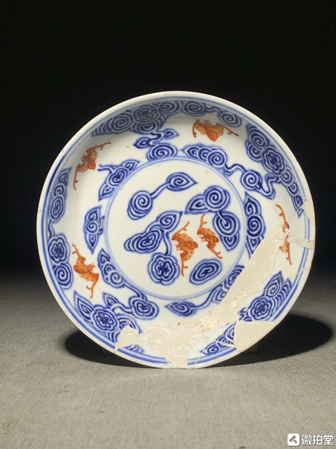 古玩陶瓷青花礬紅云蝠紋盤真品鑒賞圖