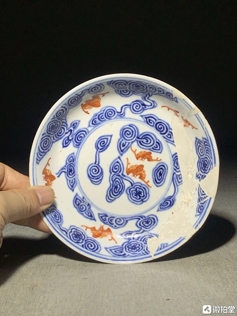 古玩陶瓷青花礬紅云蝠紋盤真品鑒賞圖