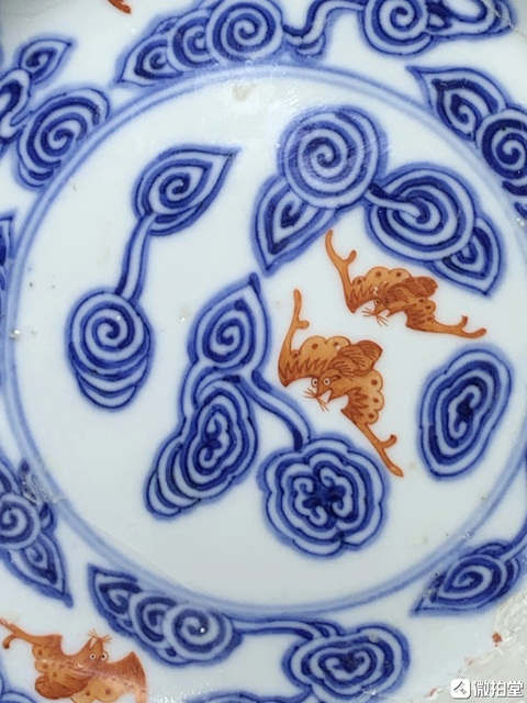 古玩陶瓷青花礬紅云蝠紋盤真品鑒賞圖