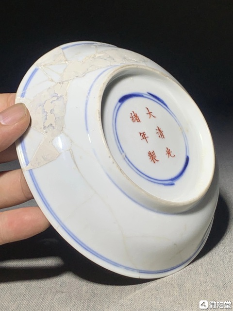 古玩陶瓷青花礬紅云蝠紋盤真品鑒賞圖